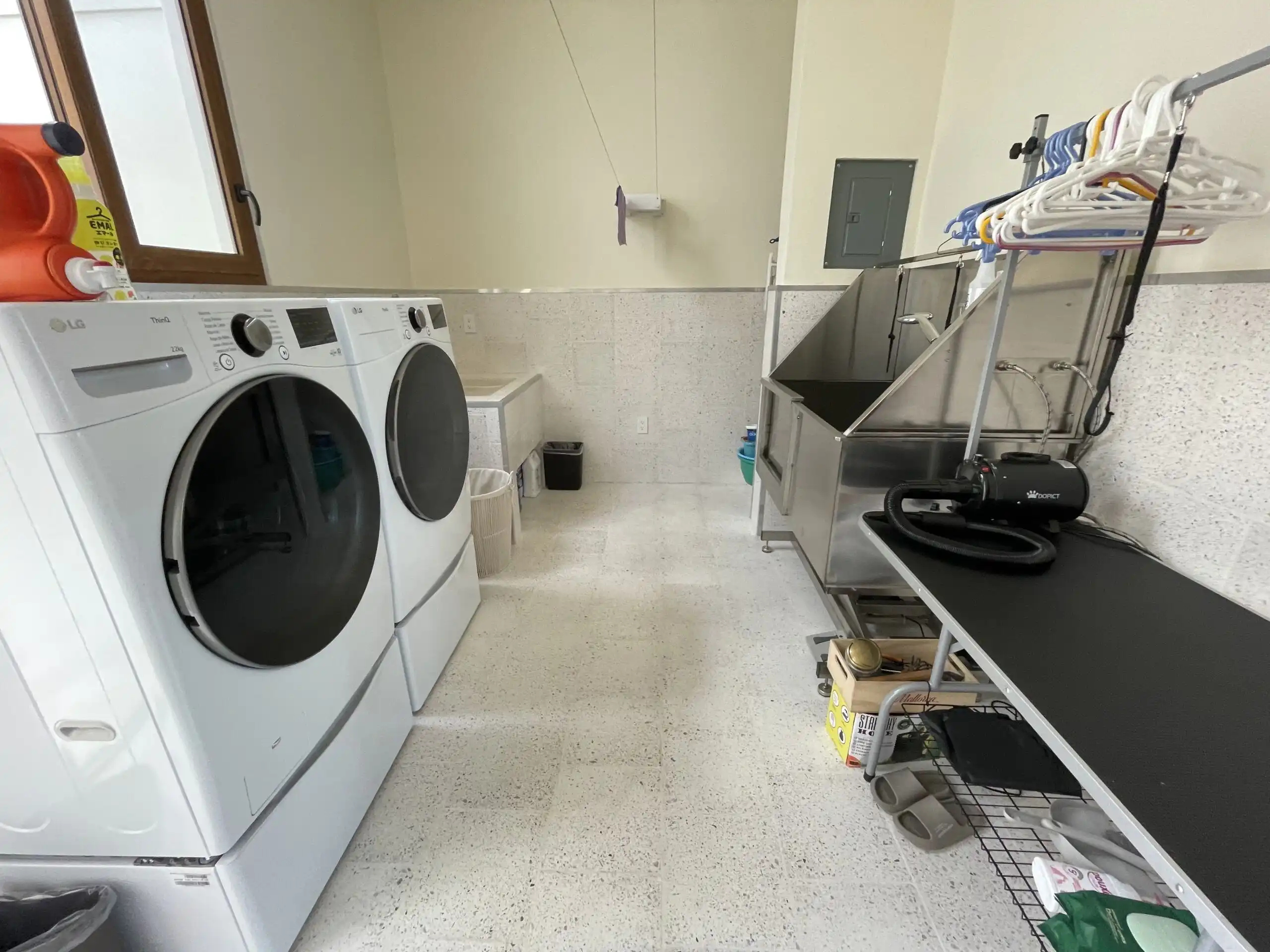 Casa El Refugio Laundry Room Laundry area with washer and dryer in a modern home.