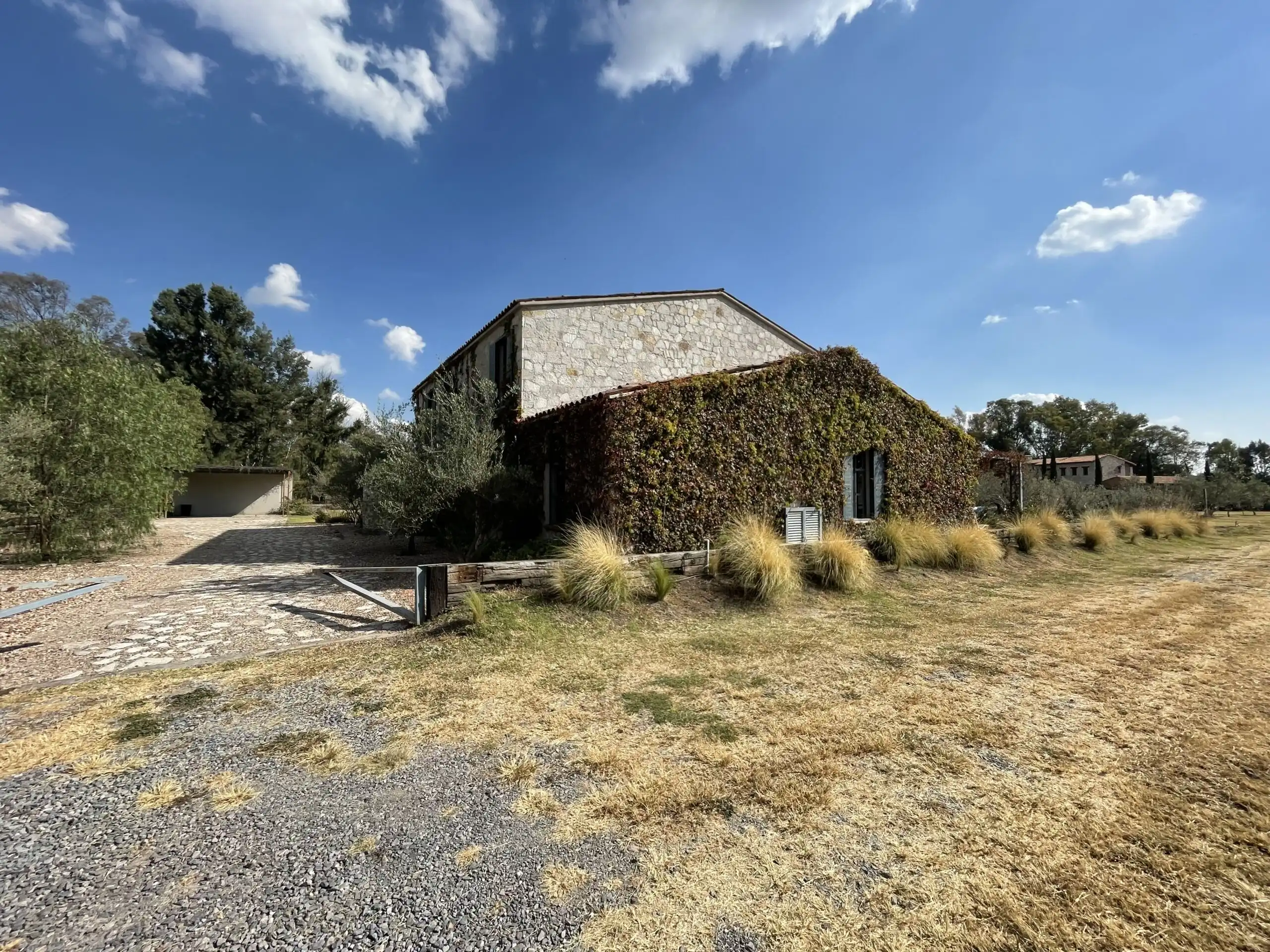 Elegant vineyard estate with stone architecture and lush surroundings in Viñedos San Lucas.