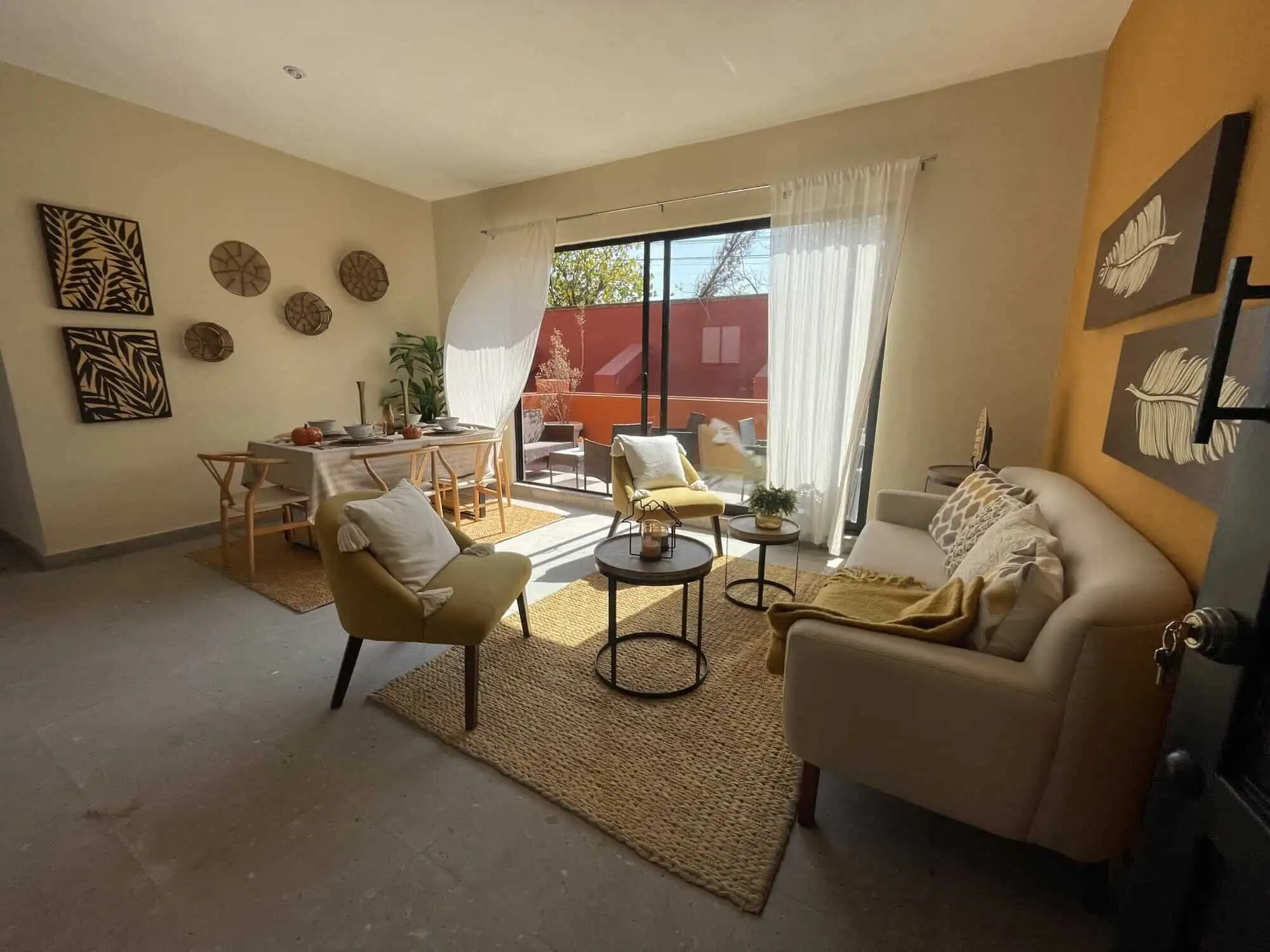 Bright living room with comfortable seating, wall art, and large windows in La Serena Residencial.