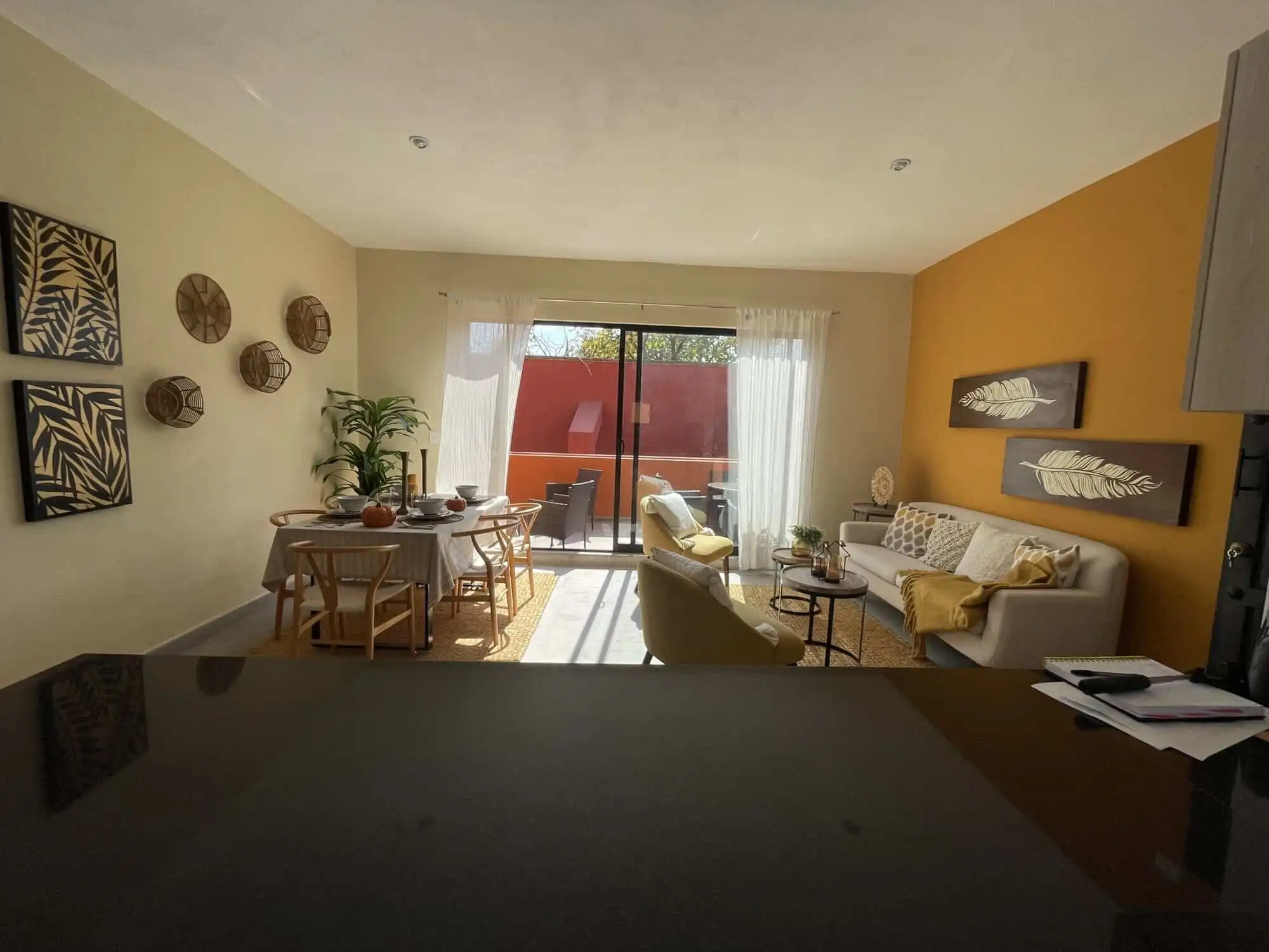 Bright living room with modern decor and natural light in San Miguel de Allende.