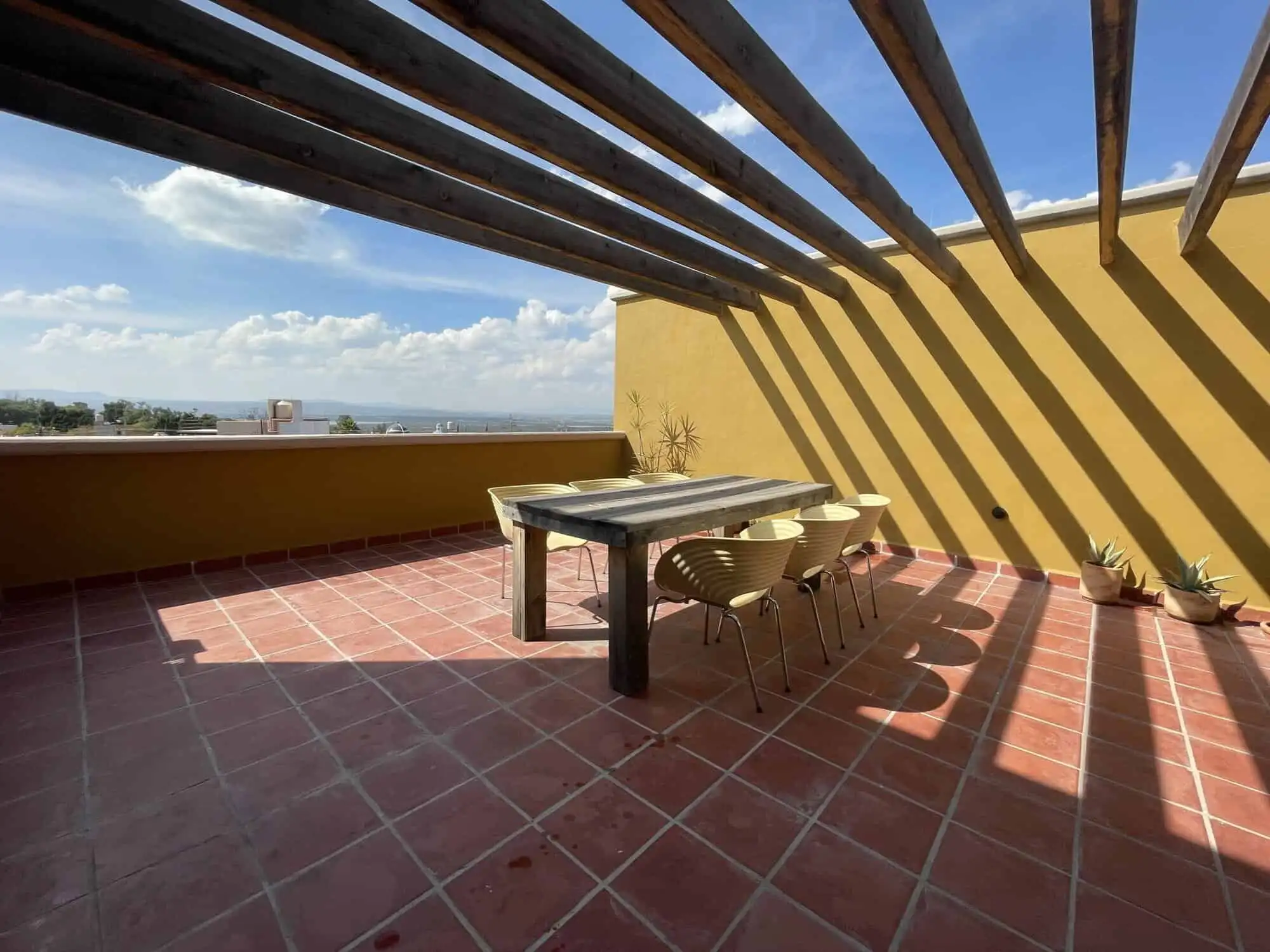 Terrace with outdoor dining area and sunshade in Santo Domingo, La Serena SMA.