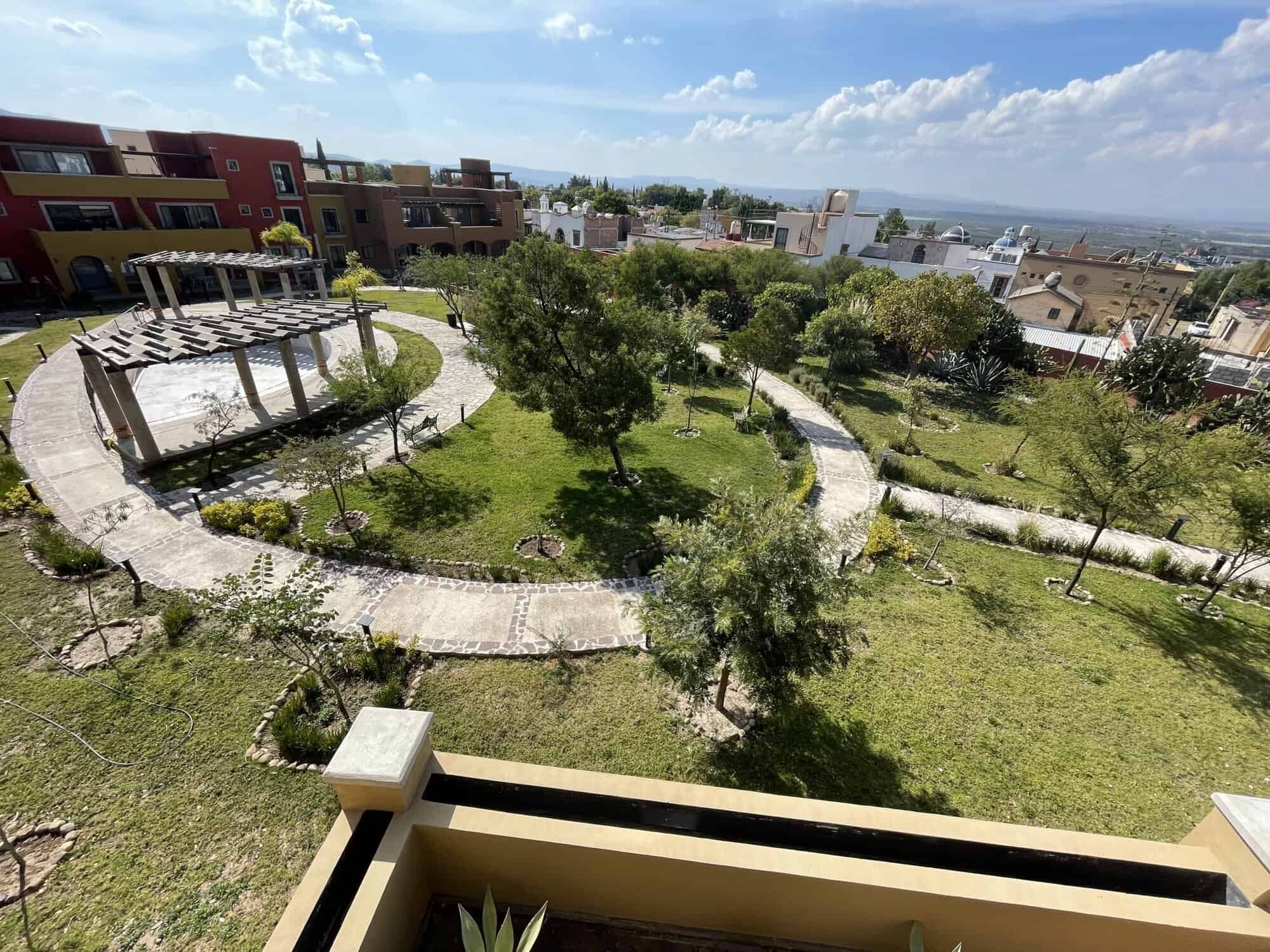 Modern Colonial Garden in La Serena SMA Beautiful garden with walking paths and lush greenery in Santo Domingo home.