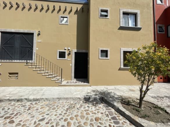 Contemporary colonial-style home with small windows and a staircase in La Serena, San Miguel de Alle.