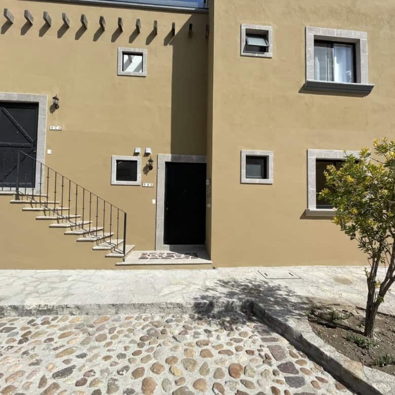 Contemporary colonial-style home with small windows and a staircase in La Serena, San Miguel de Alle.