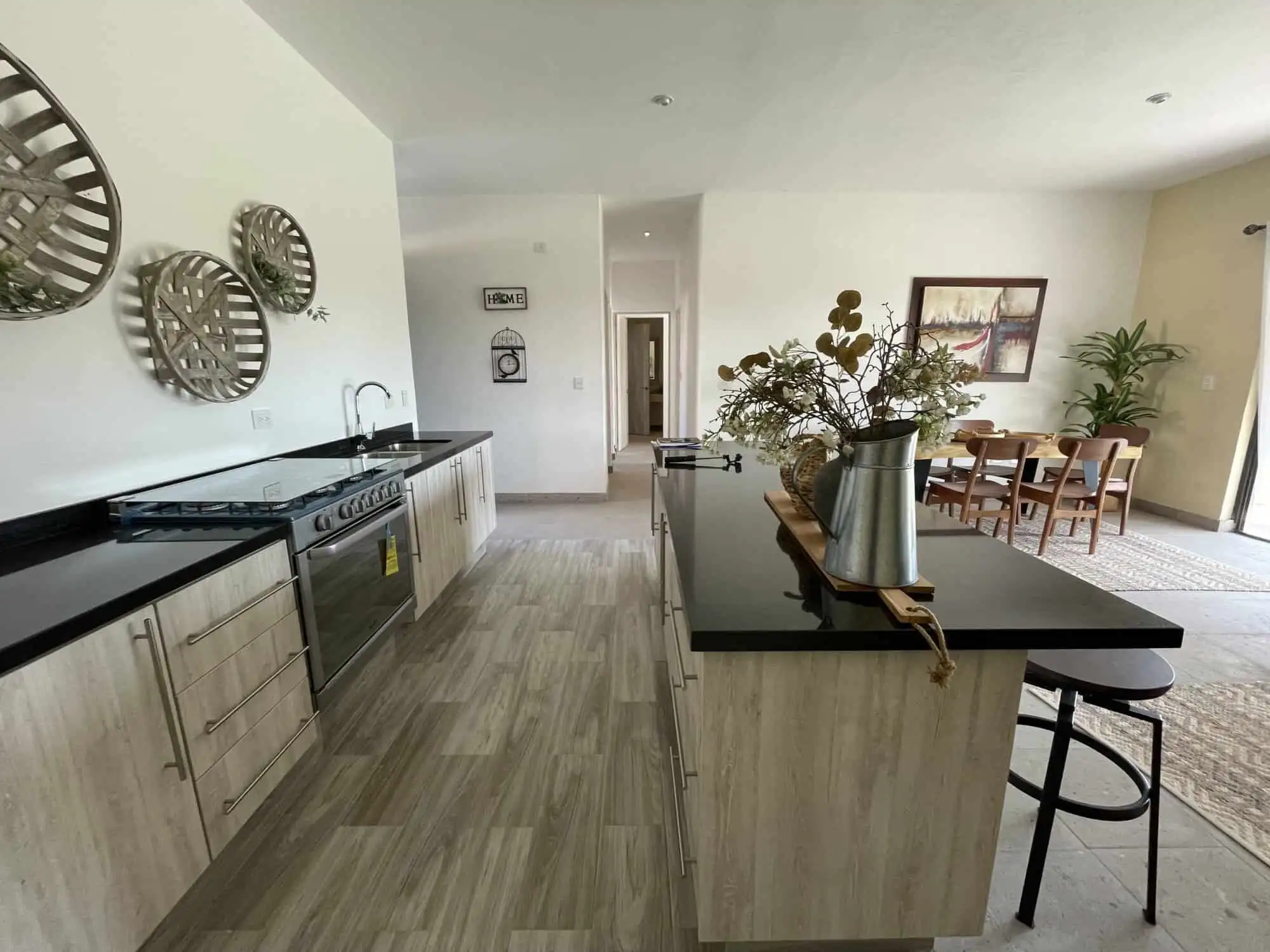 Modern kitchen and dining space in La Serena Residencial, San Miguel de Allende.