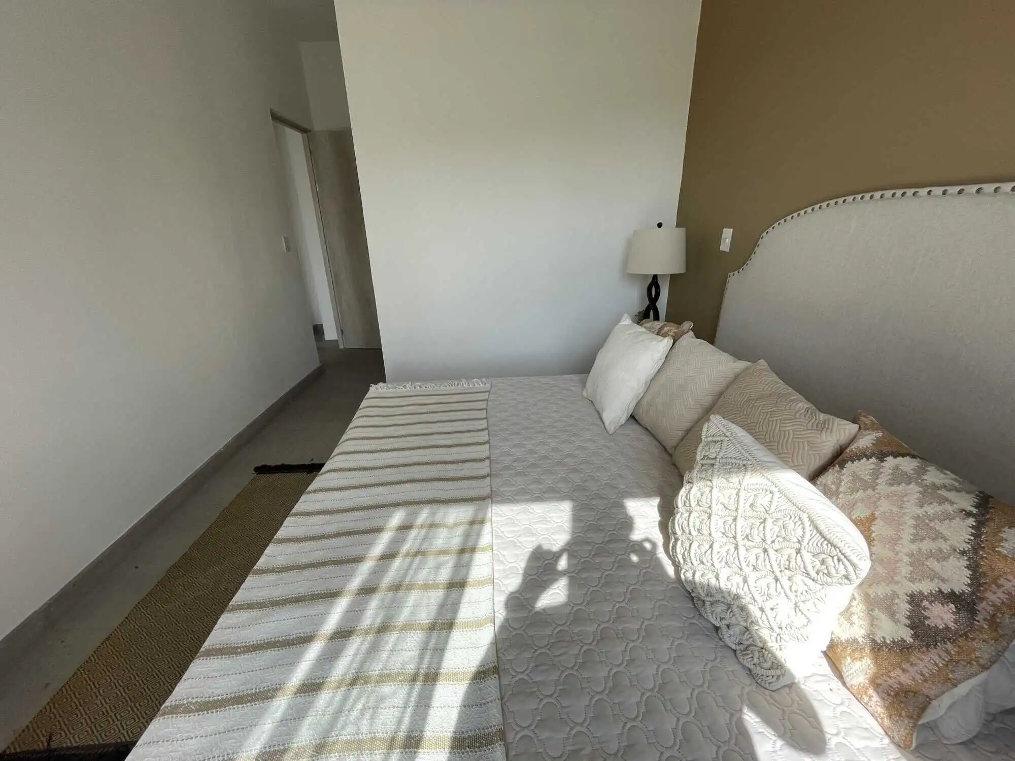 Bright bedroom with neutral decor and sunlight in La Serena Residencial, San Miguel de Allende.
