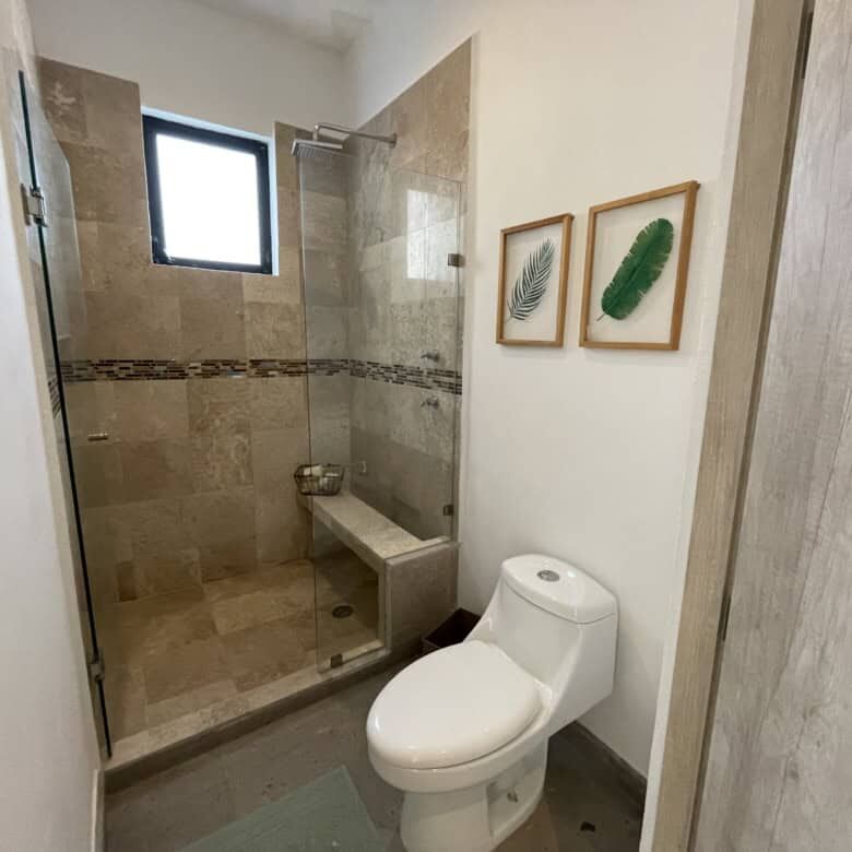 Bathroom with walk-in shower and modern fixtures in La Serena Residencial, San Miguel de Allende.