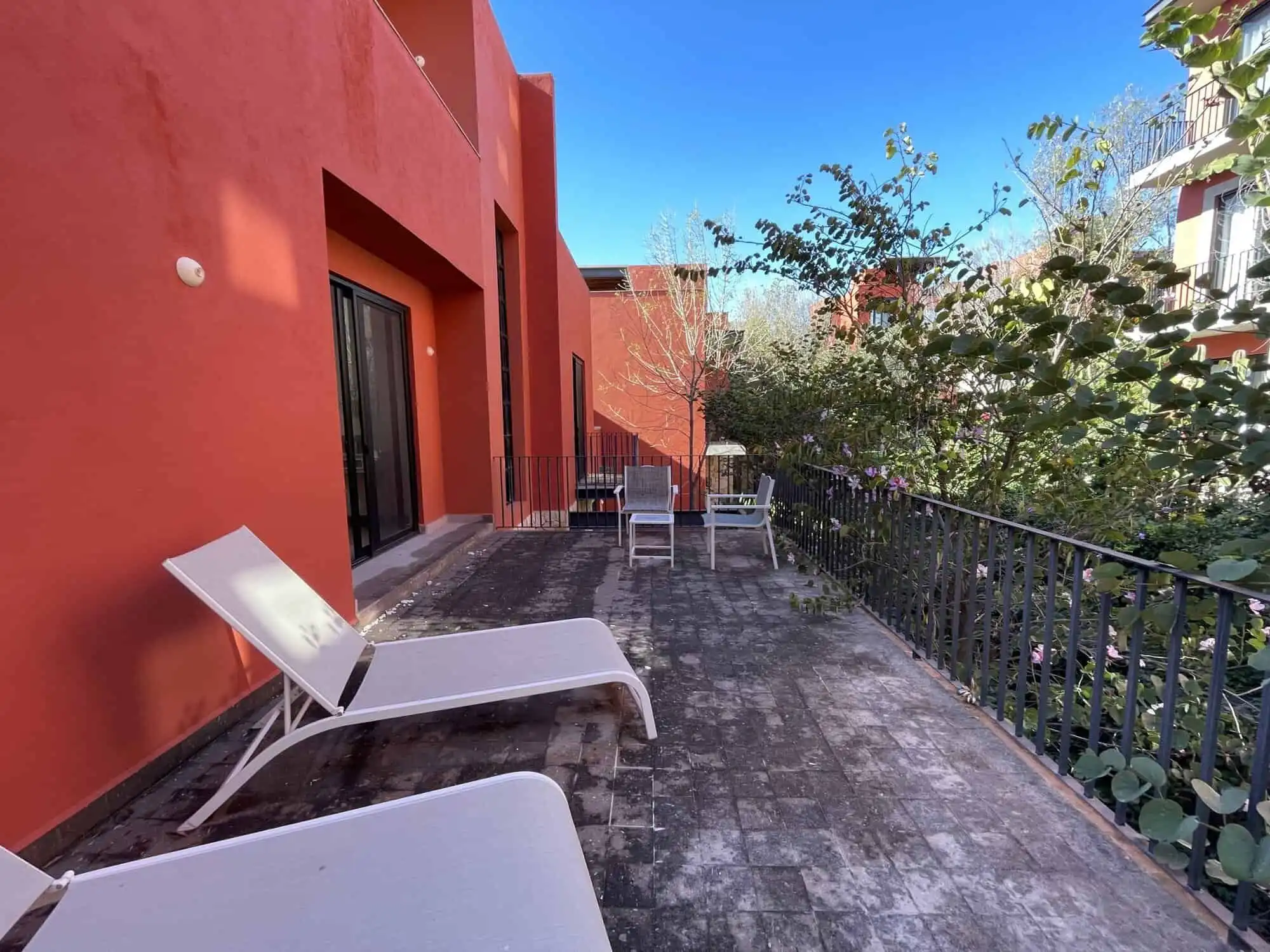 Rooftop terrace with lounge chairs overlooking lush greenery in Punta de Cielo.