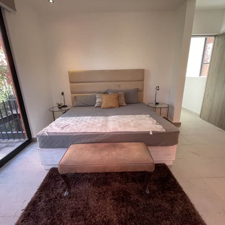 Spacious bedroom with modern decor, large windows, and access to a balcony in Punta de Cielo, San Mi.
