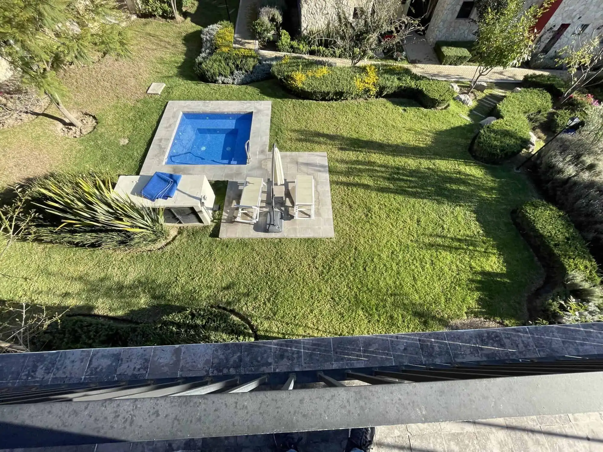 Spacious backyard with private pool and outdoor seating in Punta del Cielo penthouse.