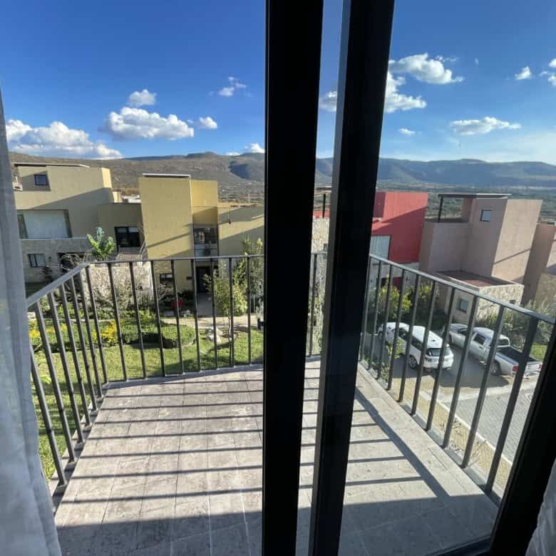 Elegant 2-bedroom penthouse with balcony views in Punta del Cielo, Santa Cruz, San Miguel de Allende.