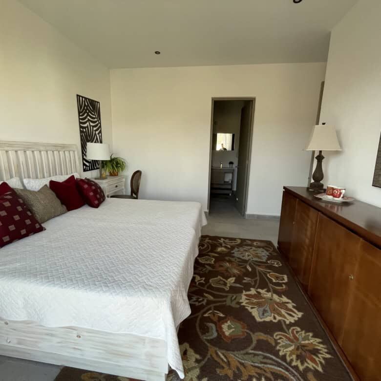 Penthouse with 2 bedrooms in Punta del Cielo, San Miguel de Allende. Modern decor with elegant furni.
