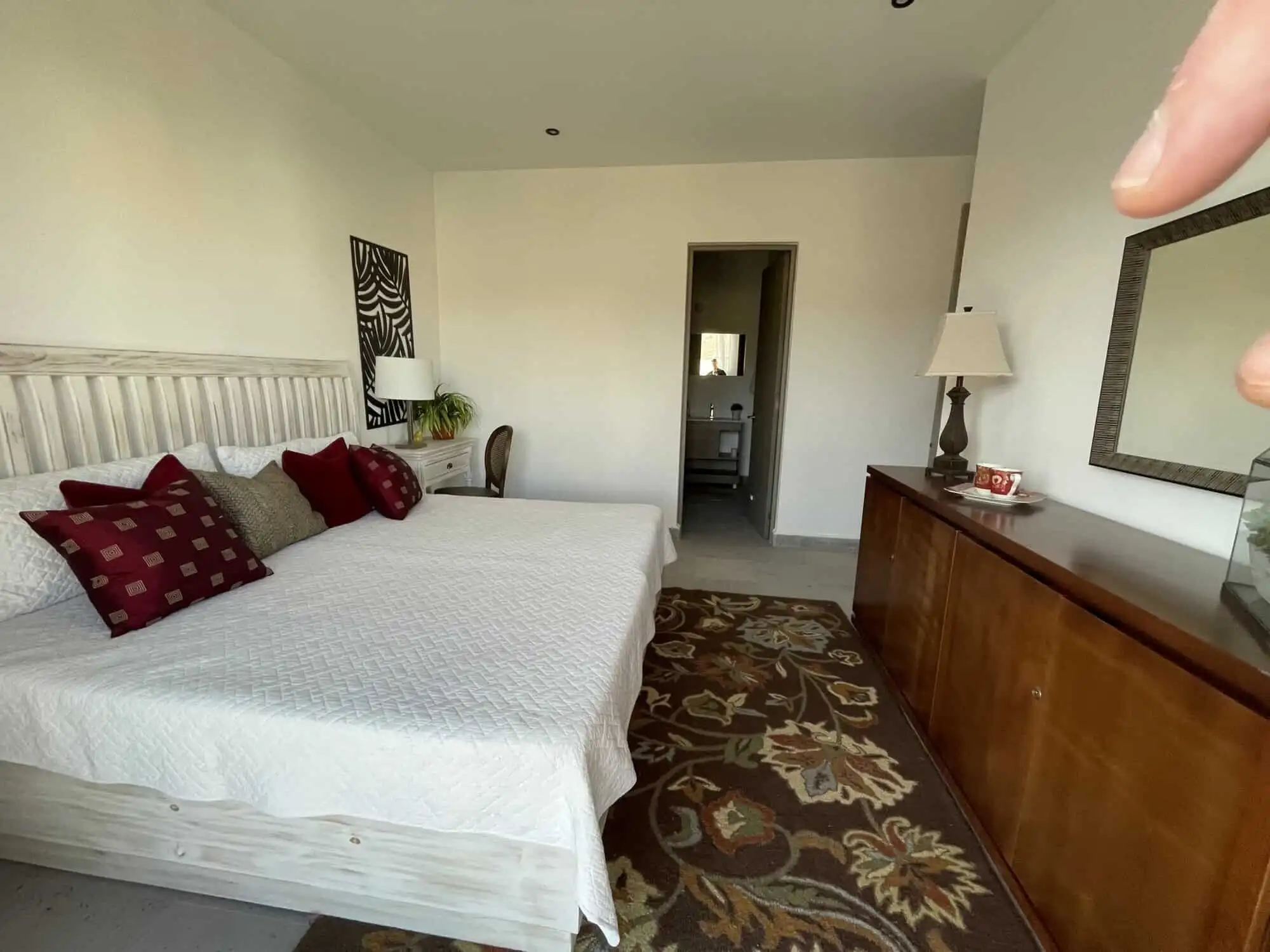 Penthouse with 2 bedrooms in Punta del Cielo, San Miguel de Allende. Modern decor with elegant furni.
