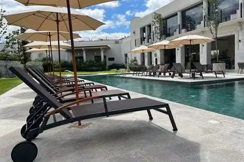 Floor condo with pool access in La Luminaria, San Miguel de Allende. Modern amenities and outdoor lo.