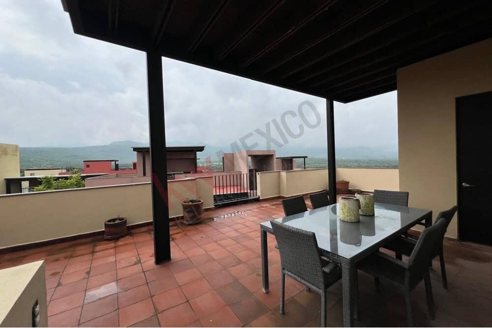 Penthouse Terrace with Mountain Views Spacious terrace of a penthouse in Punta de Cielo, San Miguel de Allende, offering stunning Picachos.