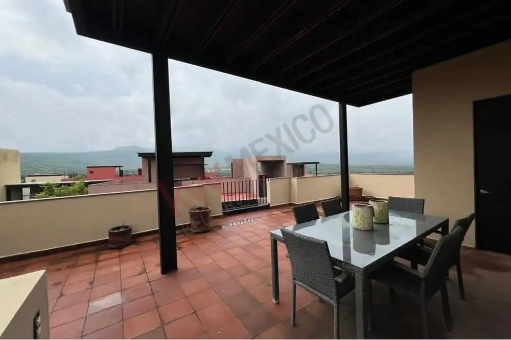 Spacious terrace of a penthouse in Punta de Cielo, San Miguel de Allende, offering stunning Picachos.