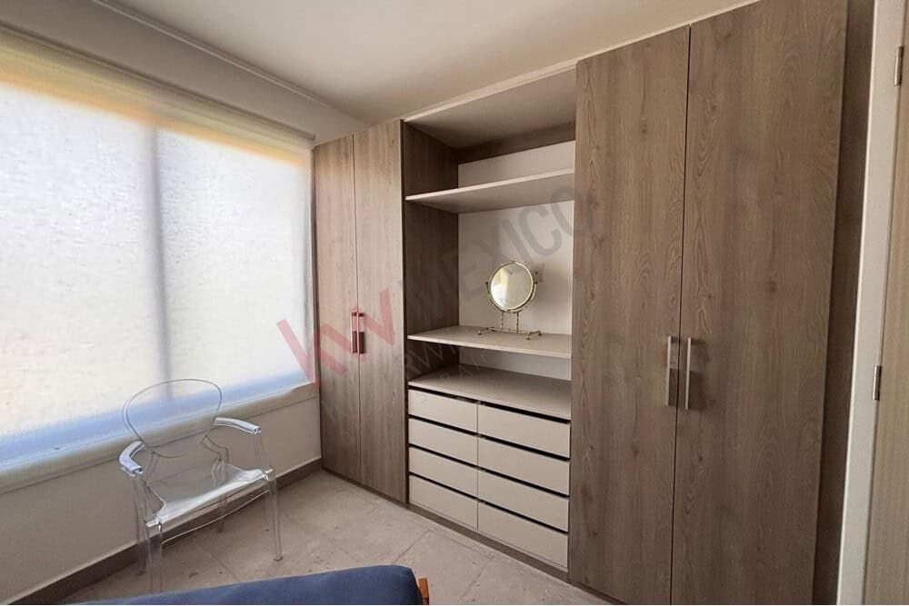Modern bedroom storage with built-in wardrobe and shelves in Punta de Cielo. Spacious wardrobe with drawers and open shelves, ideal for organizing belongings.