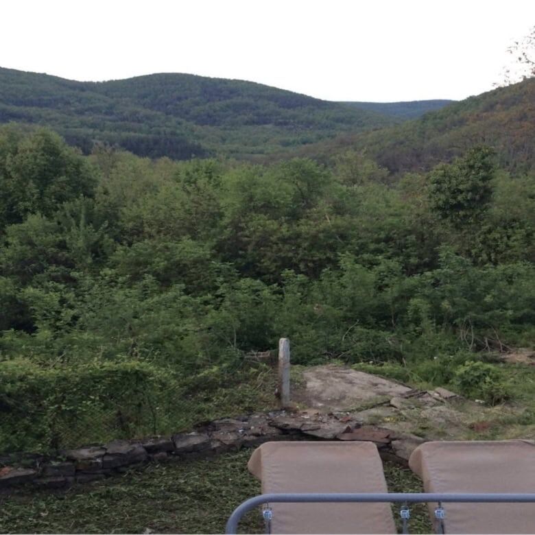 Charming villa with lush green surroundings near Rogulyat Mlechevo, ideal for peaceful living or vac.