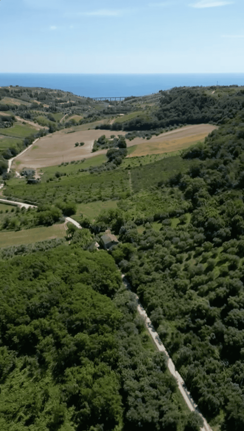 Farmhouse for Renovation in Campofilone, Marche Farmhouse for sale in Campofilone, Fermo, Marche, ideal for renovation. Beautiful rural setting with.