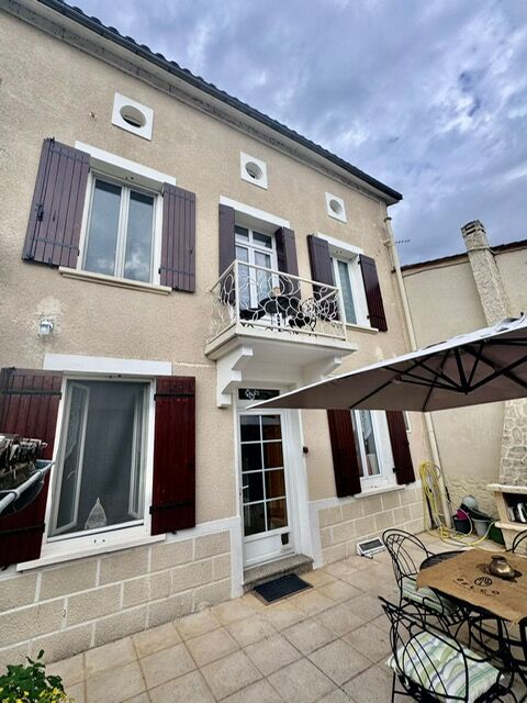 Beautiful 4-bed townhouse with terrace in Allemans-du-dropt, Lot et Garonne, France.