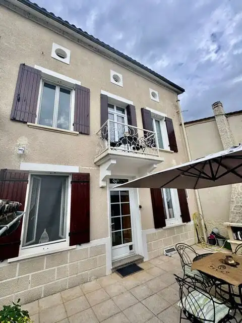 Beautiful 4-bed townhouse with terrace in Allemans-du-dropt, Lot et Garonne, France.