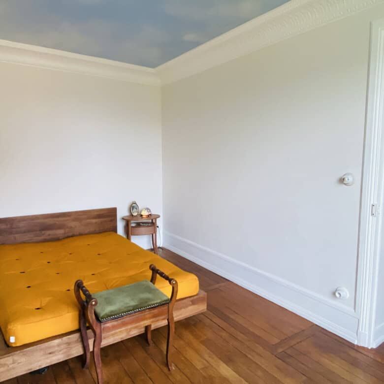 Elegant 1-bedroom apartment in Paris with modern decor and wooden flooring. Perfect for comfortable.