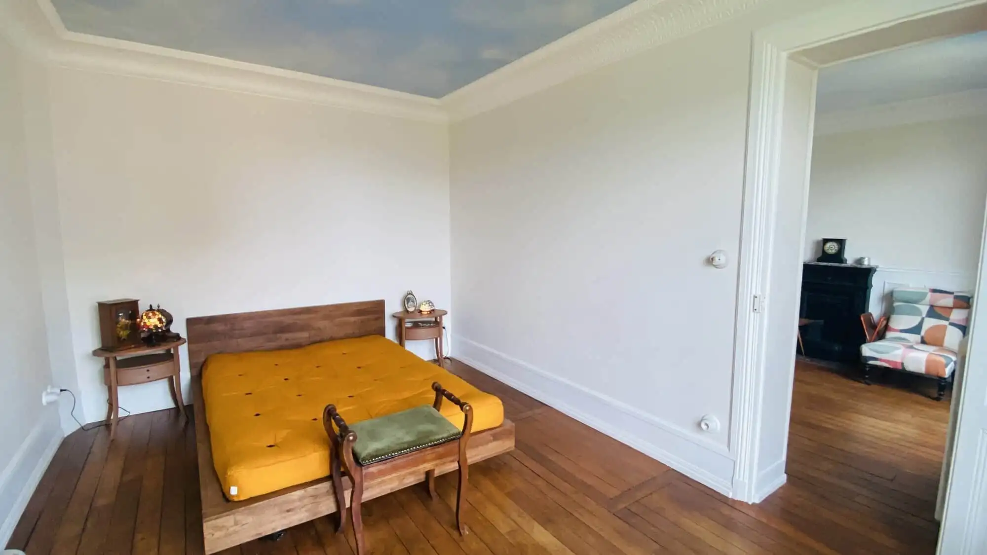 Elegant 1-bedroom apartment in Paris with modern decor and wooden flooring. Perfect for comfortable.