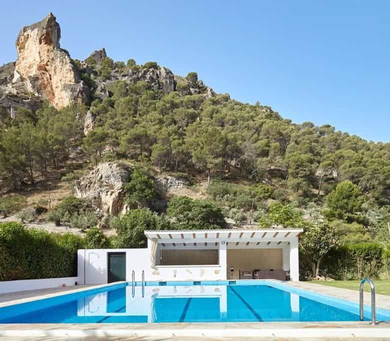 Beautiful country estate featuring a swimming pool and scenic mountain views in La Cerradura, Jaen.