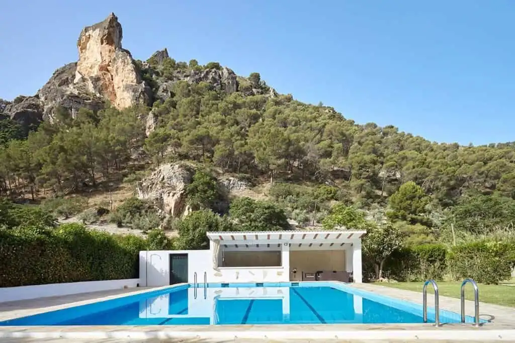 Beautiful country estate featuring a swimming pool and scenic mountain views in La Cerradura, Jaen.