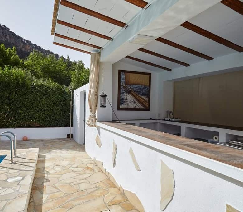 Beautiful outdoor area of a 7-bedroom estate in La Cerradura, Jaen, featuring a pool and scenic moun.