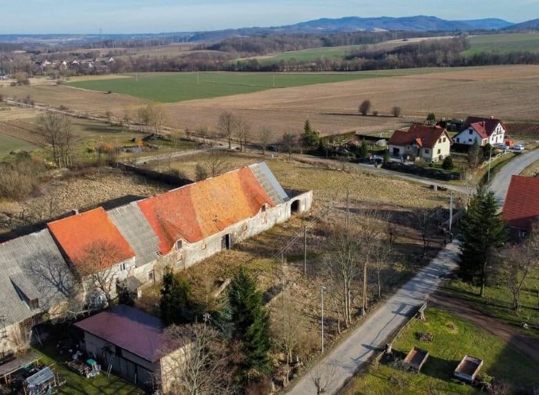 Spacious estate with 11 bedrooms ideal for redevelopment in Lubiechowa, surrounded by scenic country.