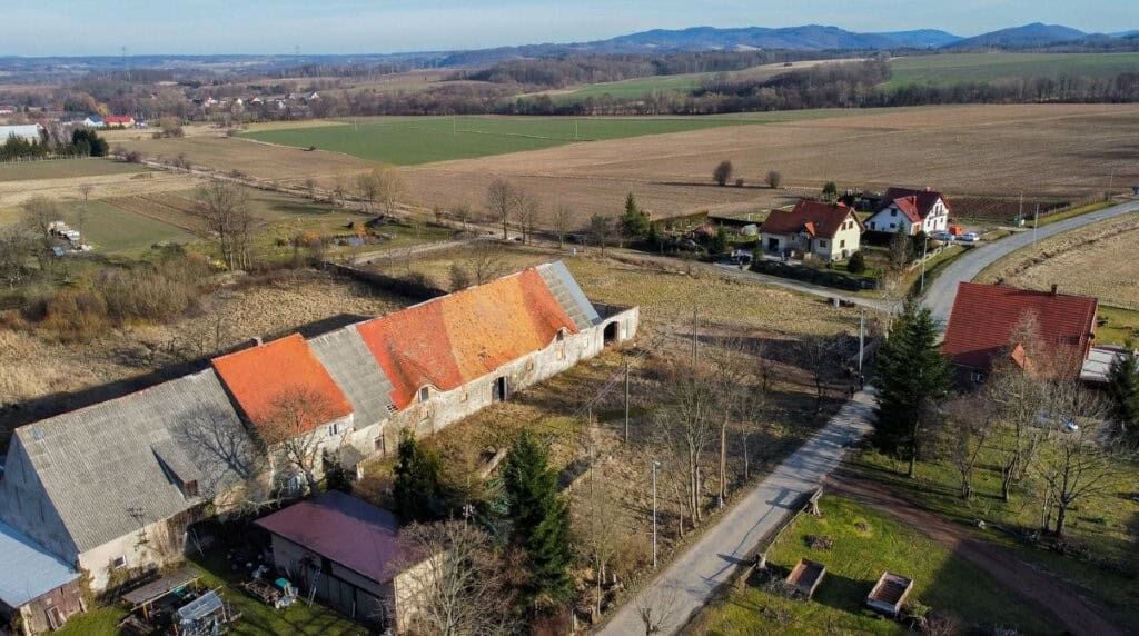 Spacious estate with 11 bedrooms ideal for redevelopment in Lubiechowa, surrounded by scenic country.