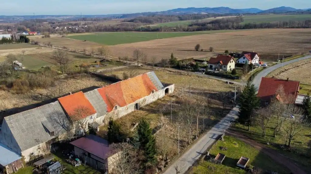 Spacious estate with 11 bedrooms ideal for redevelopment in Lubiechowa, surrounded by scenic country.
