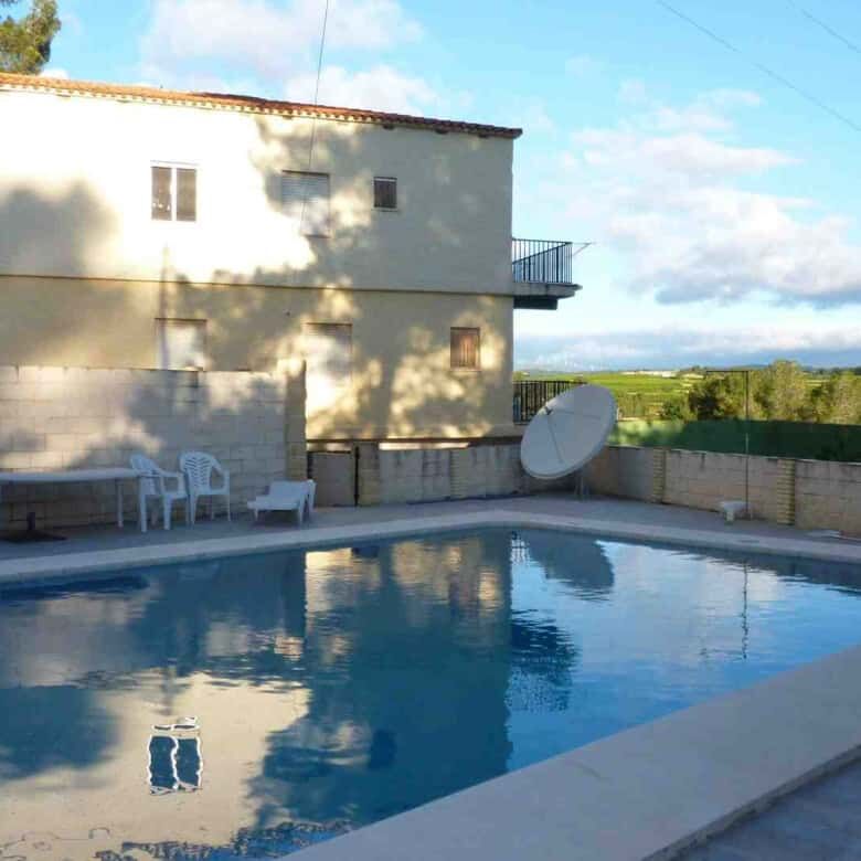 Spacious 6-bedroom villa with private pool in Valencia, ideal for family living and relaxation.