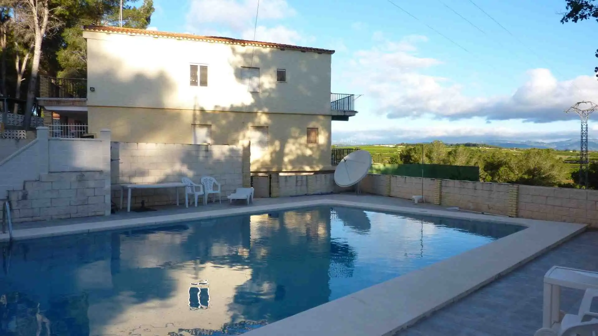 Spacious 6-bedroom villa with private pool in Valencia, ideal for family living and relaxation.