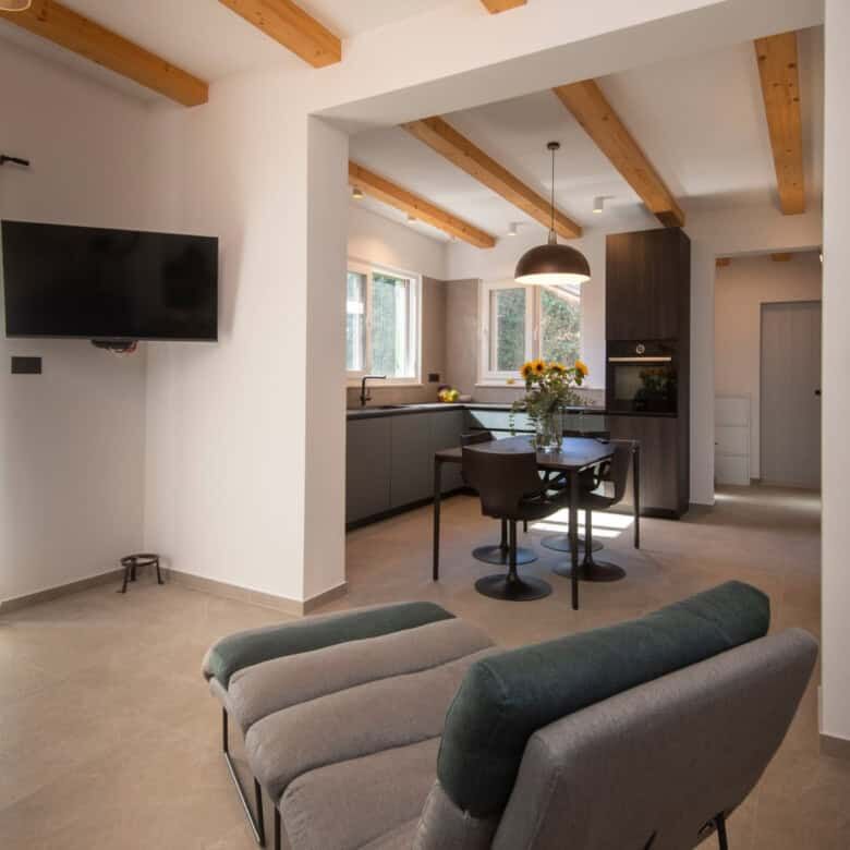 Plan living space with wooden ceiling beams and contemporary decor.