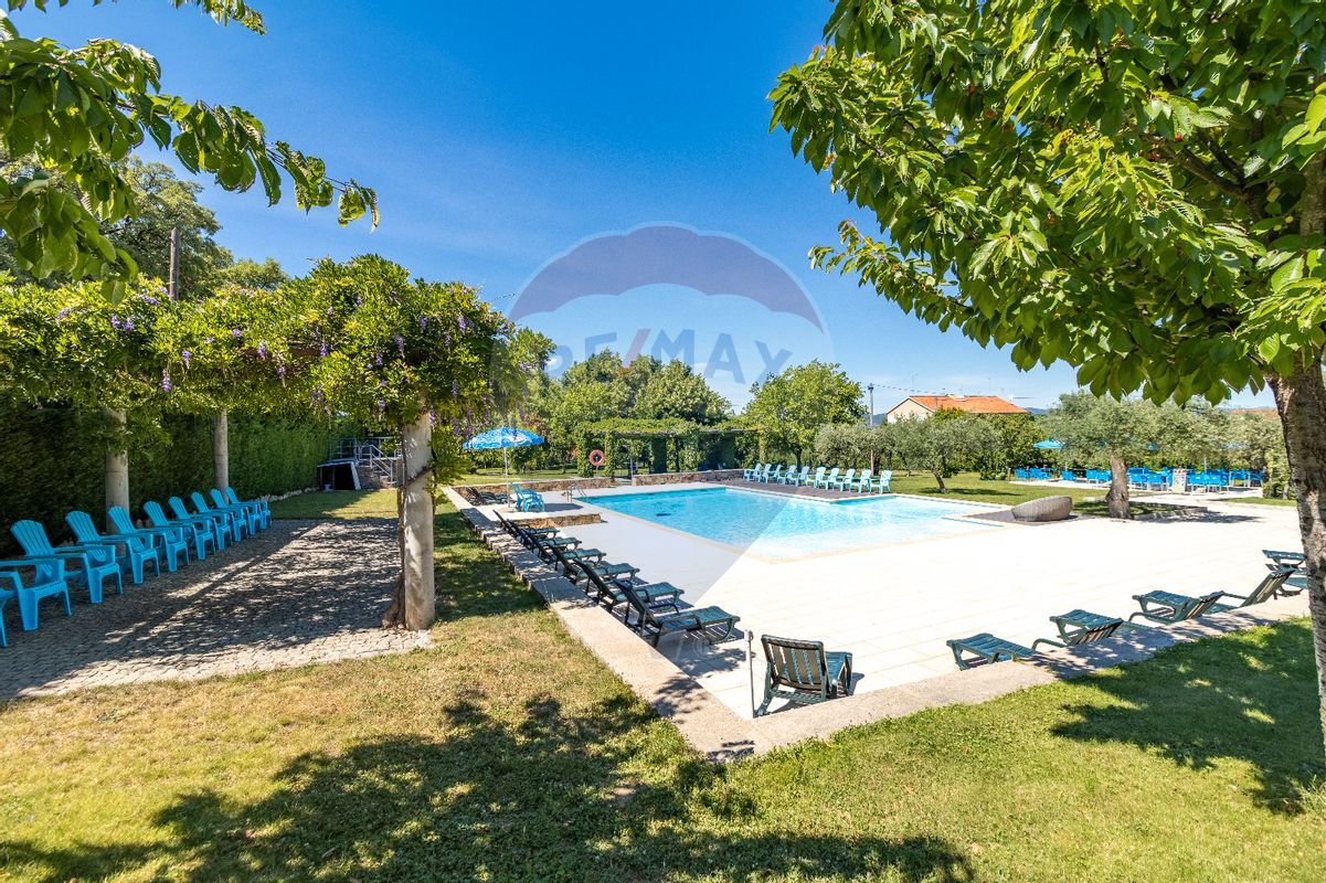 Stunning Quinta Vale Jardim Wedding Venue Beautiful outdoor pool at Quinta Vale Jardim in Fundao, Castelo Branco. Perfect for weddings and eve.