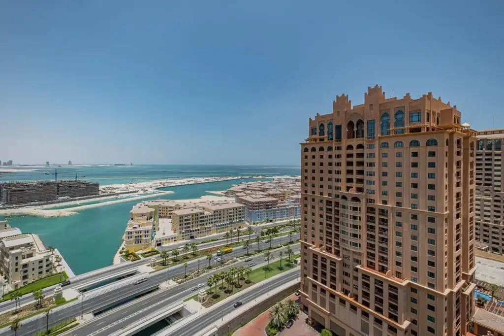 Stunning 3-bedroom apartment with large balcony and sea views in The Pearl, Dubai. Prime location an.