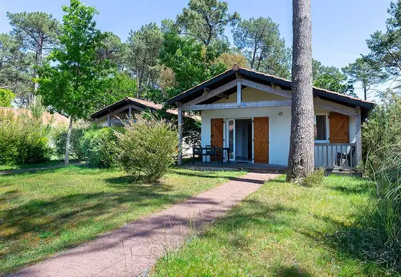 Beautiful 2-bedroom leaseback property in Dunes Ondre with lush surroundings. Perfect investment opp.