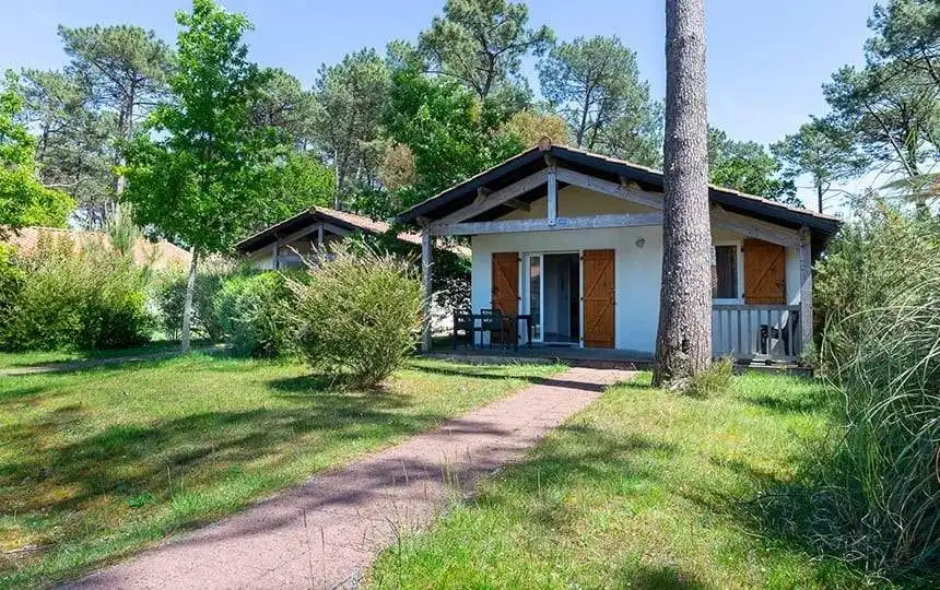 Beautiful 2-bedroom leaseback property in Dunes Ondre with lush surroundings. Perfect investment opp.