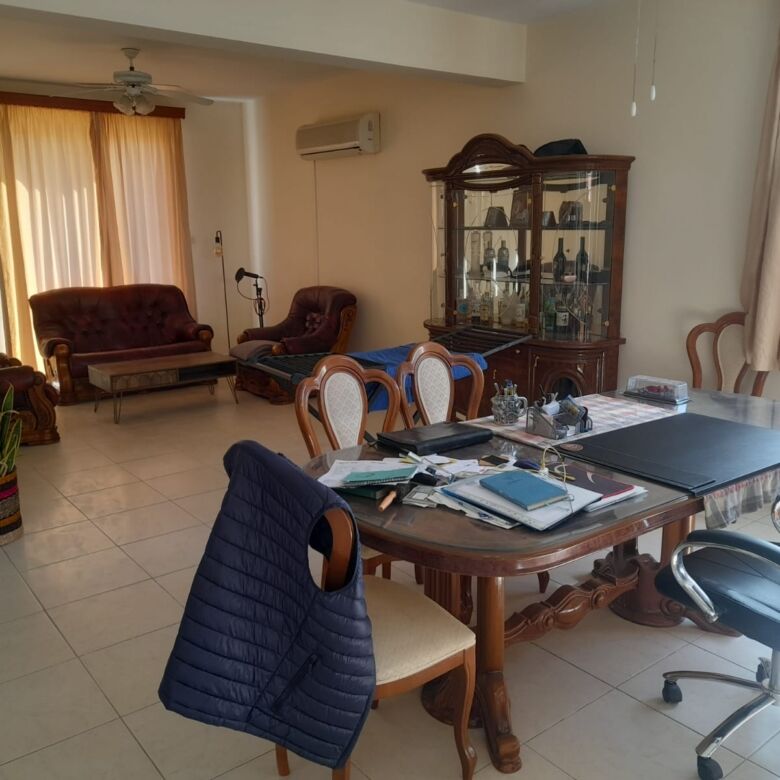Spacious living room with classic furniture and large windows in a 4-bedroom villa in Aradippou, Lar.