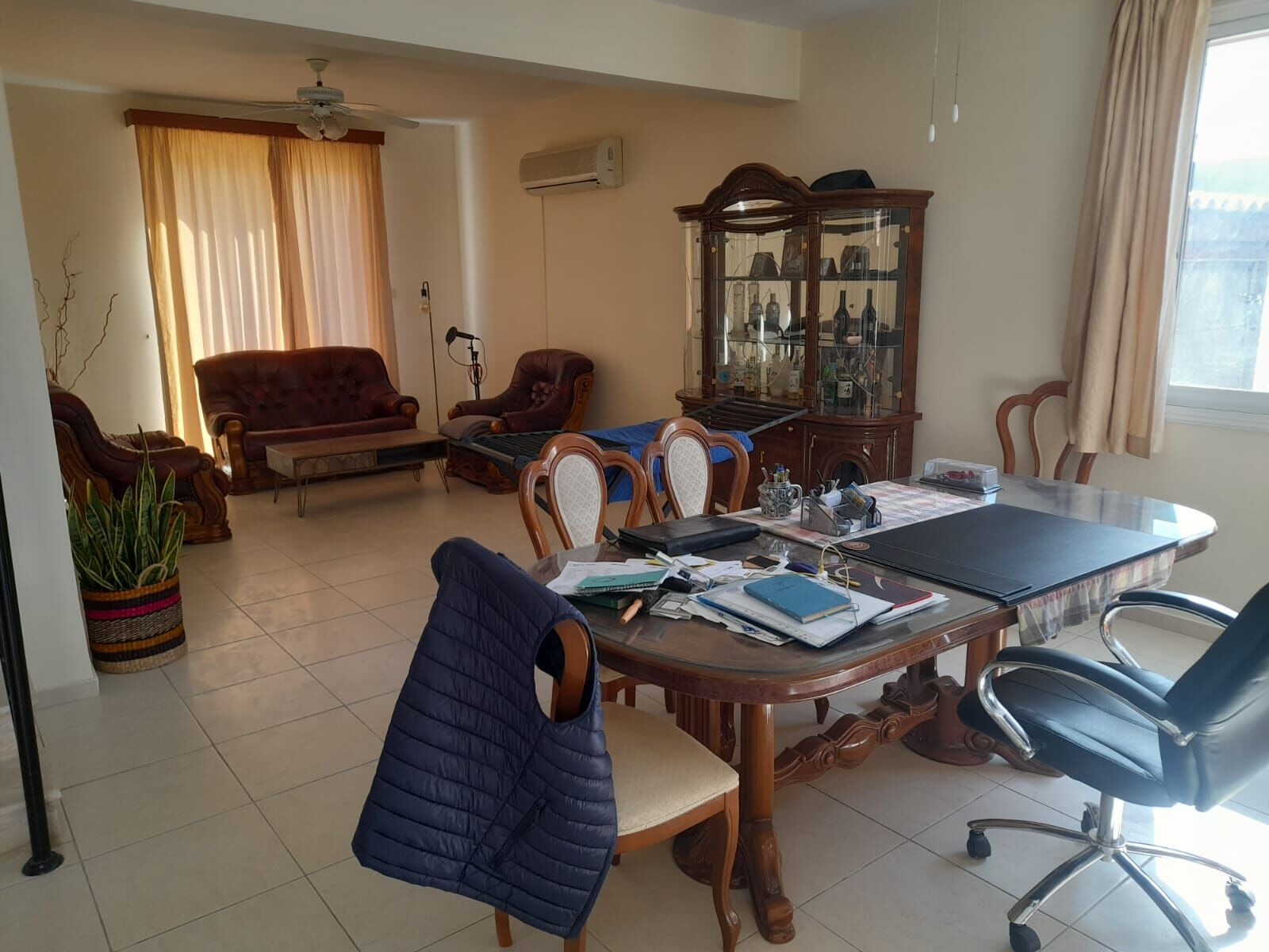 Spacious living room with classic furniture and large windows in a 4-bedroom villa in Aradippou, Lar.