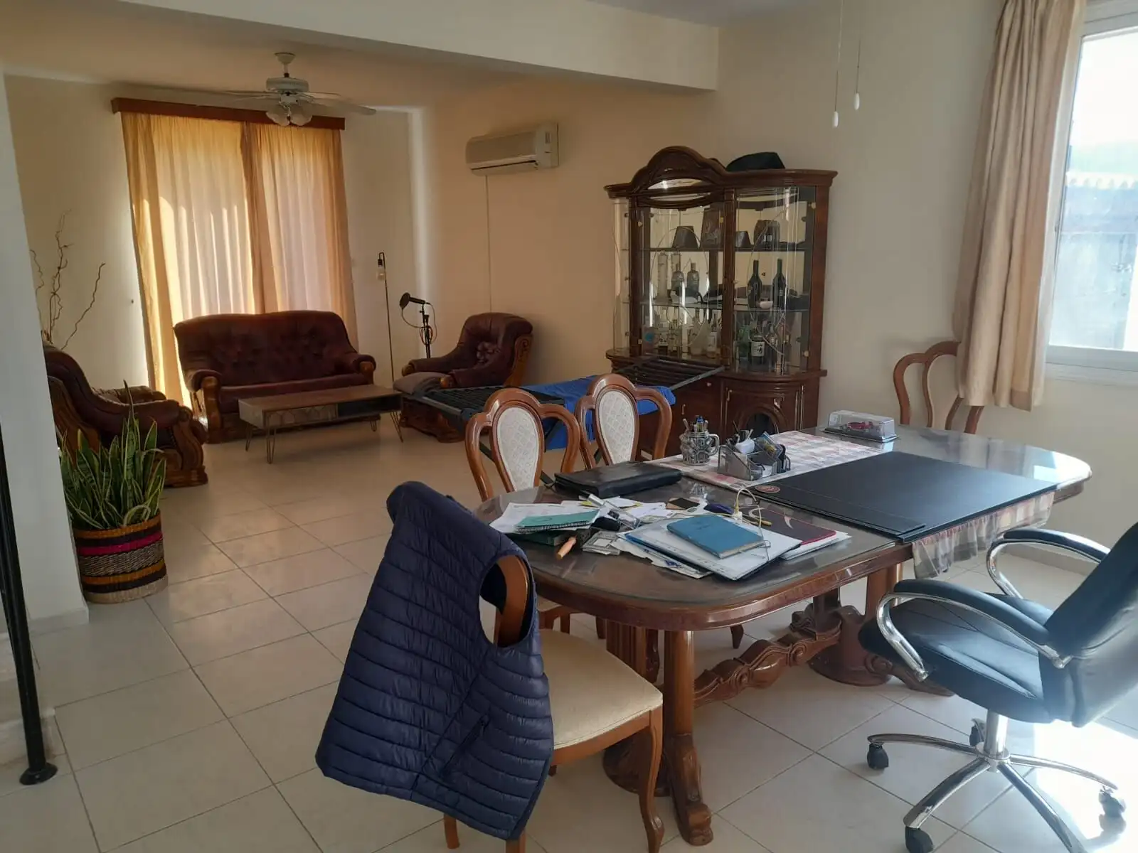 Spacious living room with classic furniture and large windows in a 4-bedroom villa in Aradippou, Lar.