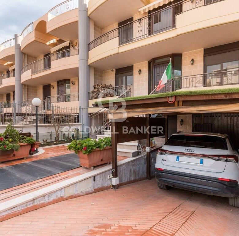 Stylish 3-bedroom terraced house with garage in Mola di Bari, Puglia, ideal for family living.