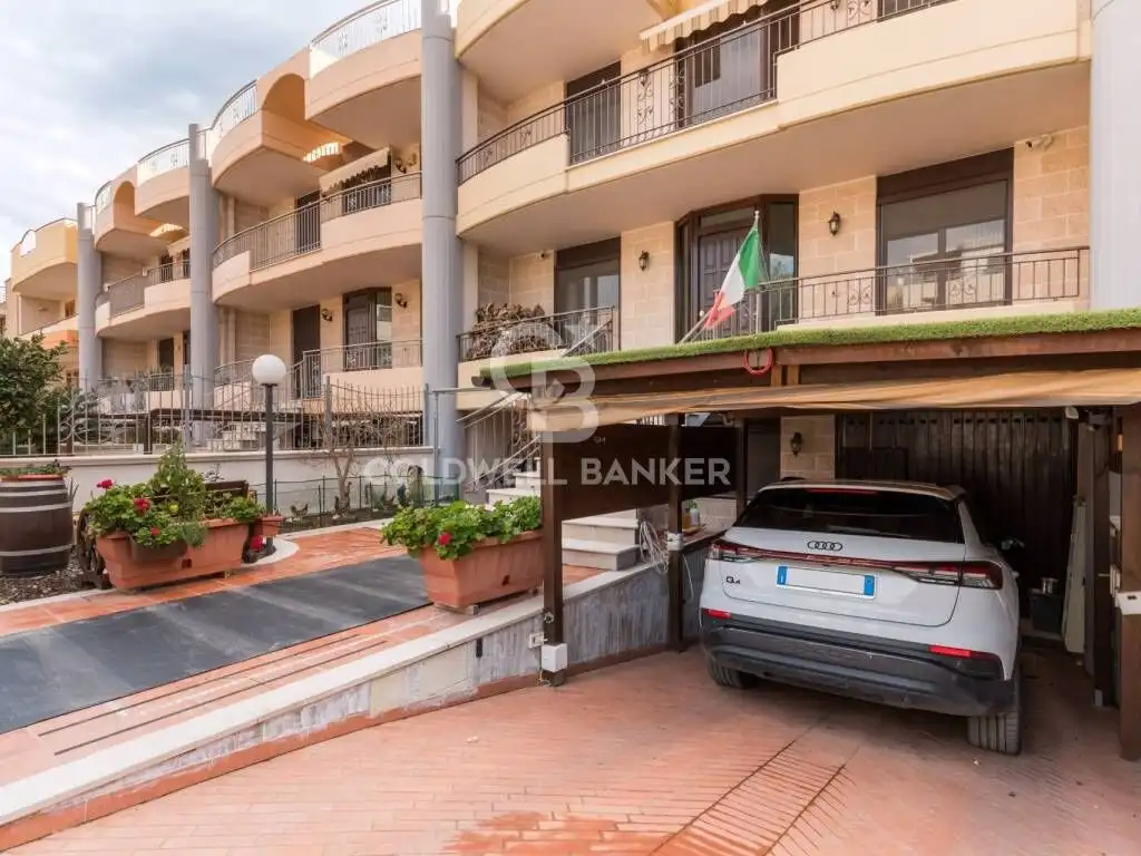 Stylish 3-bedroom terraced house with garage in Mola di Bari, Puglia, ideal for family living.
