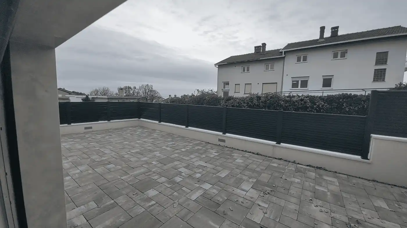 Modern duplex terrace in Kvarner, near Rijeka Spacious outdoor terrace of a high-quality duplex in Kvarner, close to Rijeka, ideal for relaxing an.