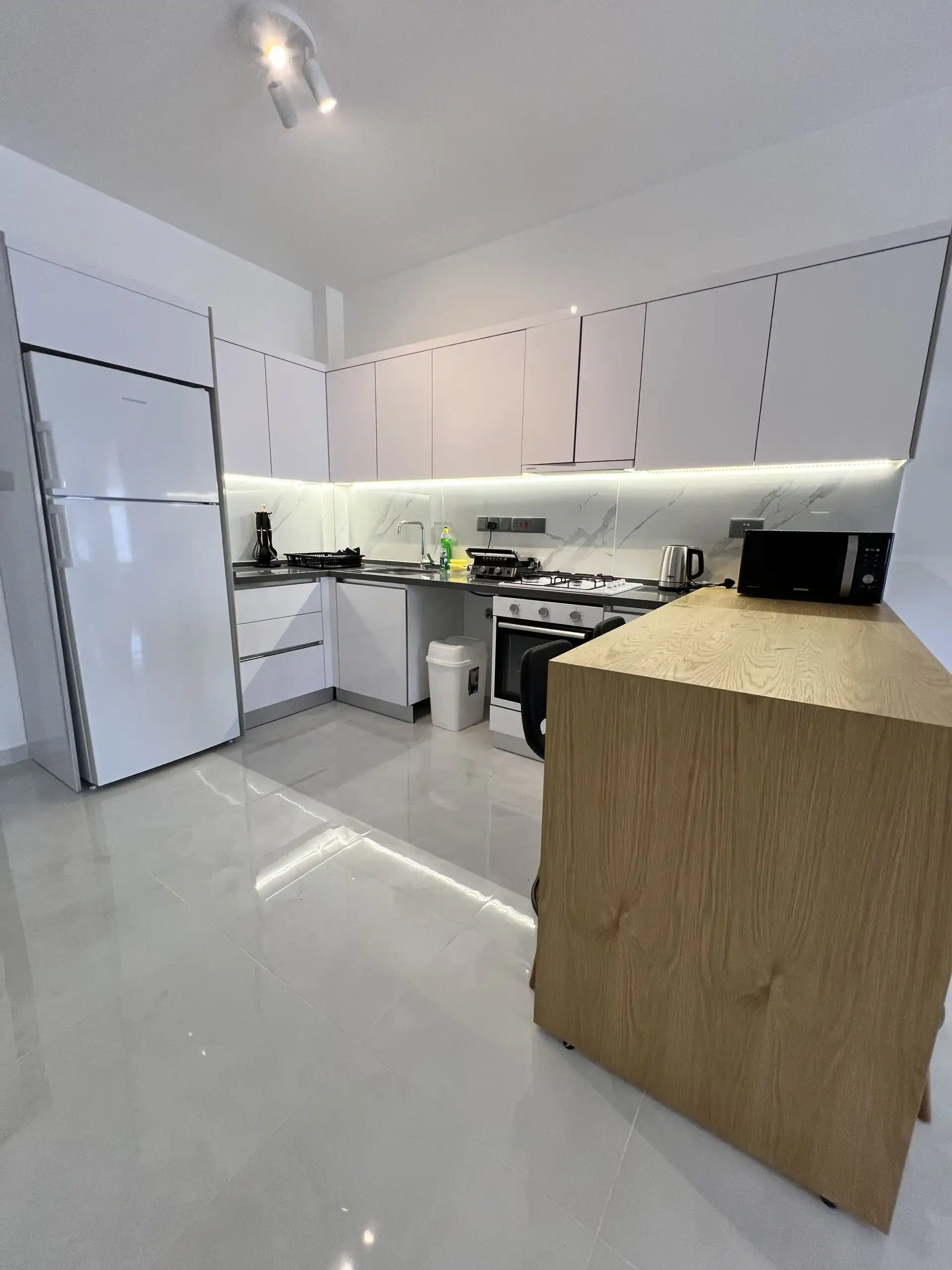 Bright kitchen in Caesar Resort apartment near Long Beach.