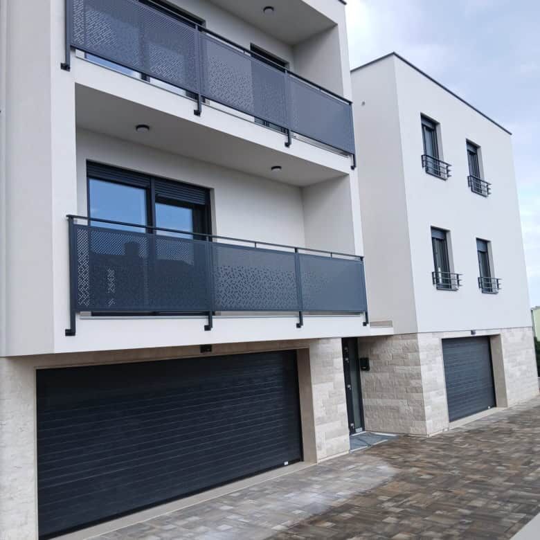 Contemporary duplex with balconies and garage in Kvarner, close to Rijeka.
