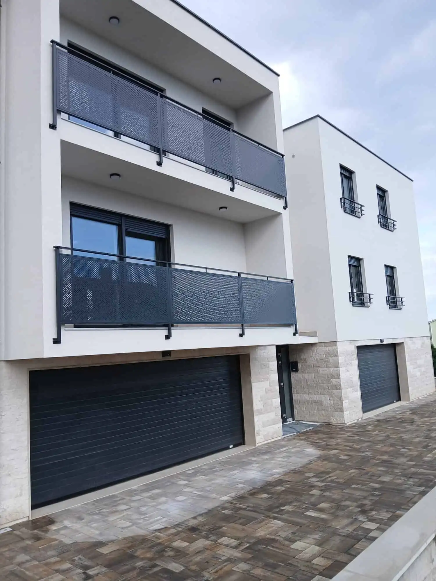 Modern duplex in Kvarner near Rijeka with spacious balconies and garage. Contemporary duplex with balconies and garage in Kvarner, close to Rijeka.