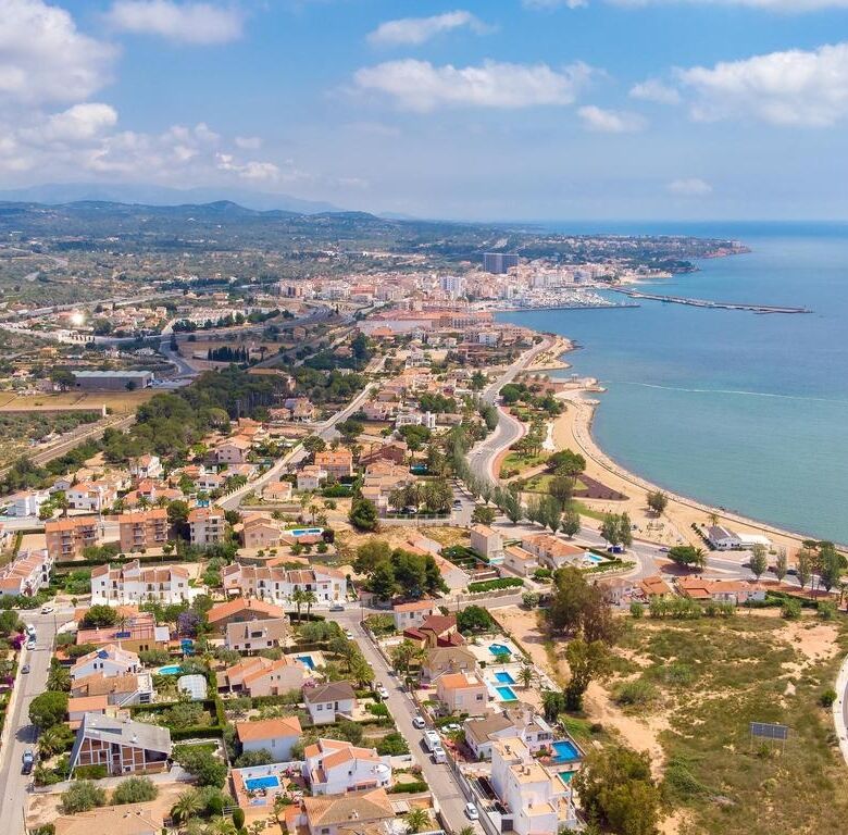 Beautiful estate featuring two houses in El Perello Tarragona with sea views and spacious outdoor ar.